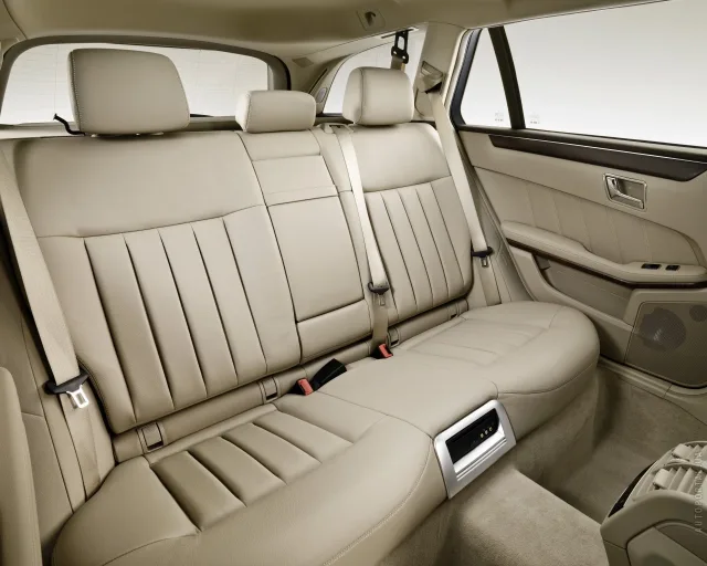 Mercedes-Benz E 250 CGI AT — 9