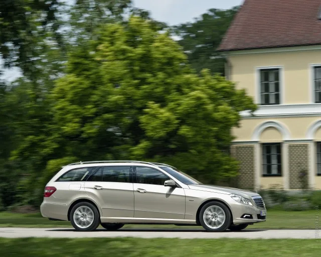 Mercedes-Benz E 250 CGI AT — 21