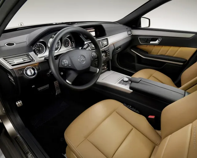 Mercedes-Benz E 250 CGI AT — 17