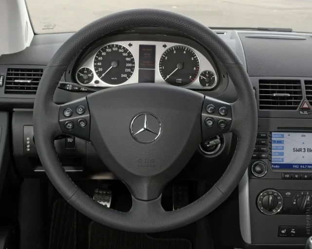 Mercedes-Benz A-Class 2004 3-door microvan — 3