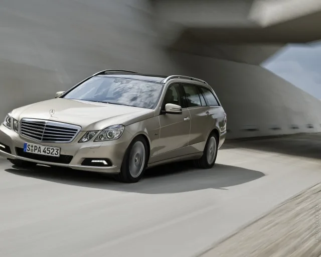 Mercedes-Benz E 250 CGI AT — 25
