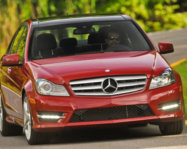 Mercedes-Benz C 200 CGI BlueEFFICIENCY — 23