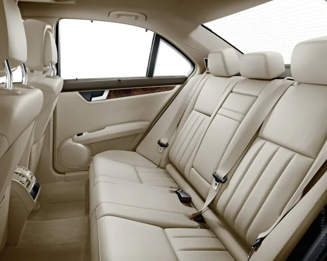 Mercedes-Benz C 200 CGI BlueEFFICIENCY — 12