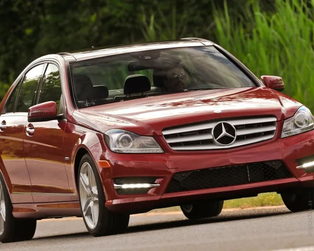 Mercedes-Benz C 200 CGI BlueEFFICIENCY — 24