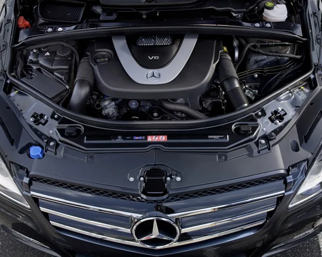 Mercedes-Benz R-Class мінівен — 10