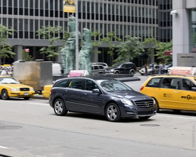 Mercedes-Benz R-Class мінівен — 22