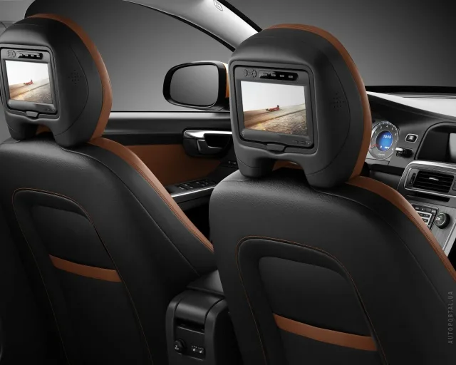 Volvo S60 2010 седан — 3