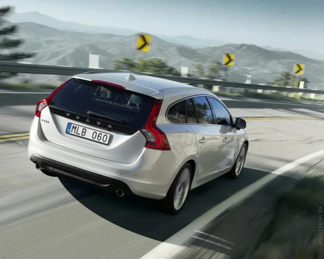 Volvo V60 2010 універсал — 16