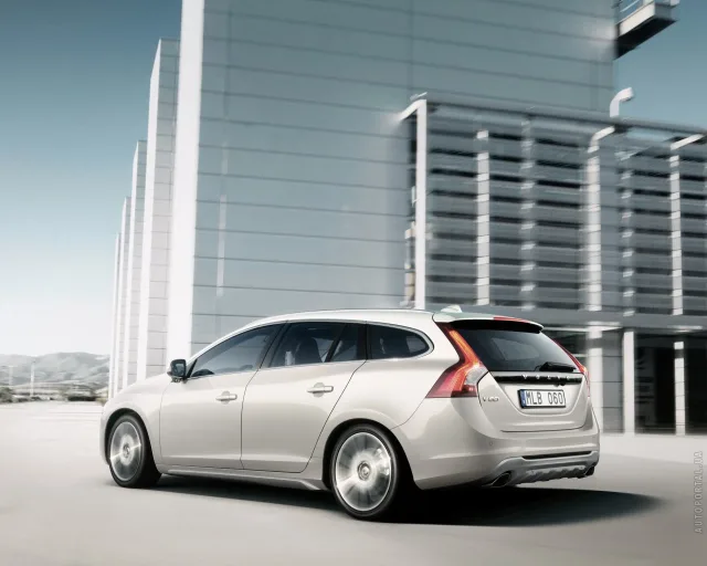 Volvo V60 2010 універсал — 24