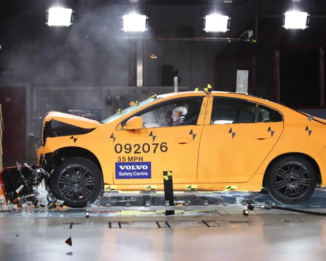 Volvo S60 2010 седан — 11