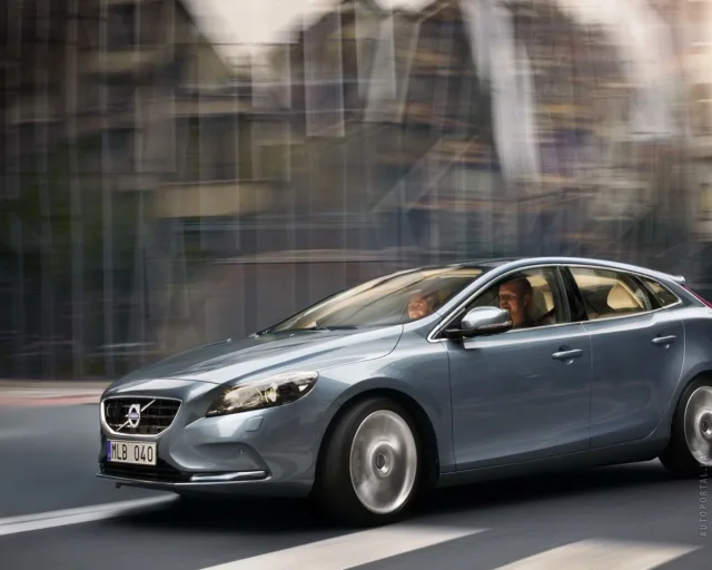 Volvo V40 2.0 D3 MT Base — 4