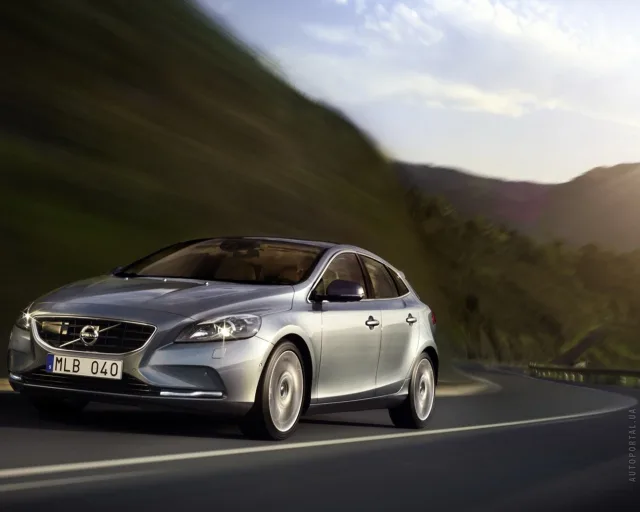 Volvo V40 2.0 D3 MT Base — 5