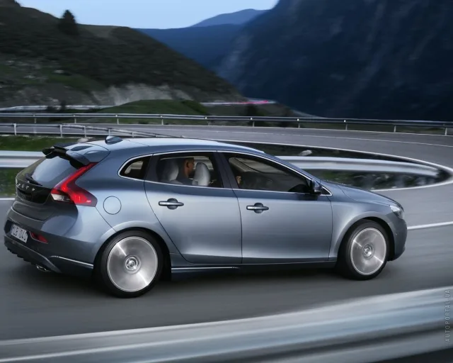 Volvo V40 2.0 D3 MT Base — 13