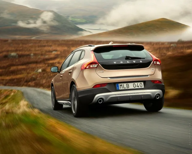 Volvo V40 Cross Country кросовер — 23