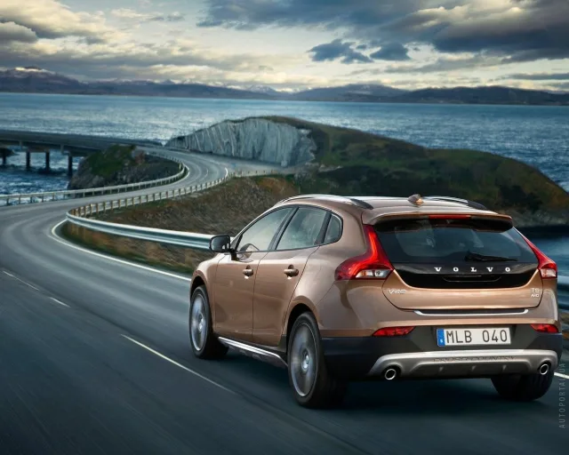 Volvo V40 Cross Country кросовер — 16
