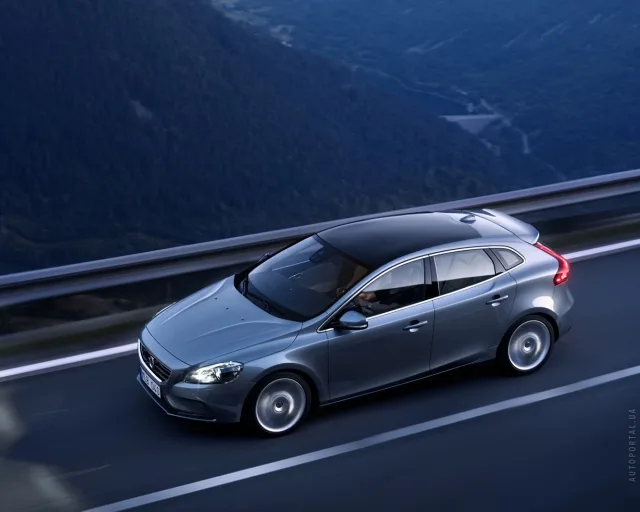 Volvo V40 2.0 D3 MT Base — 14