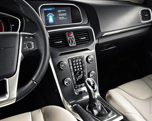 Volvo V40 2.0 D3 MT Base — 3