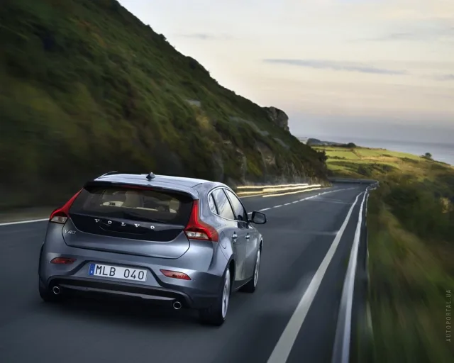 Volvo V40 2.0 D3 MT Base — 11