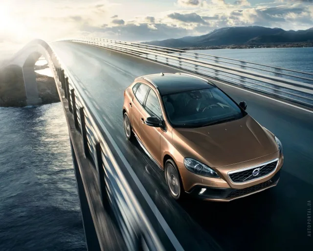 Volvo V40 Cross Country кросовер — 17