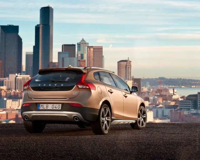 Volvo V40 Cross Country кросовер — 25