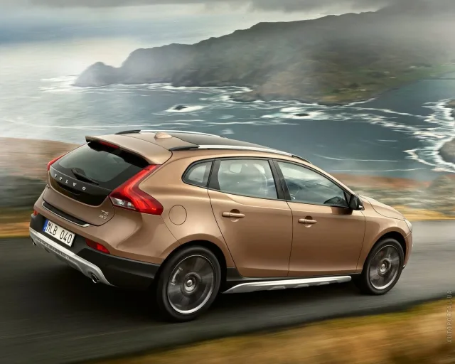 Volvo V40 Cross Country кросовер — 14