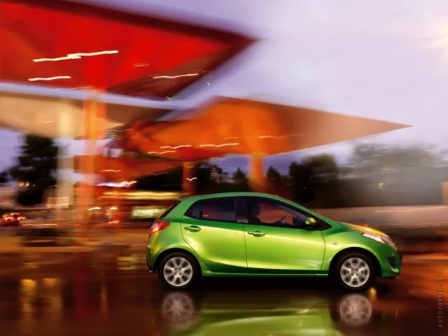 Mazda 2 2010 хетчбек — 7