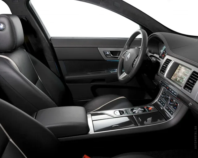 Jaguar XF 3.0D AT — 4
