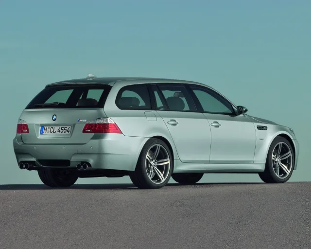 BMW M5 Touring station wagon — 12