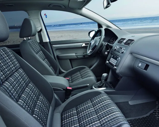 Volkswagen Cross Touran 2011 minivan — 2