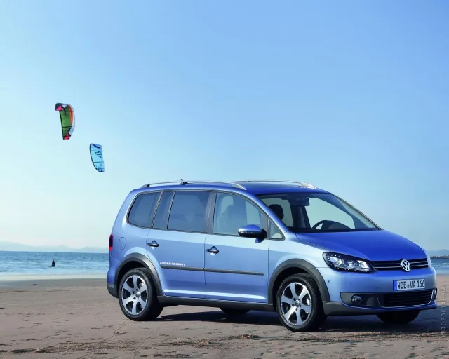 Volkswagen Cross Touran 2011 minivan — 10