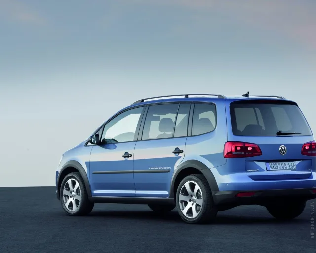 Volkswagen Cross Touran 2011 minivan — 18