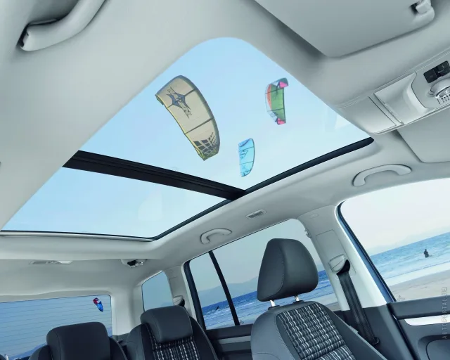 Volkswagen Cross Touran 2011 minivan — 3