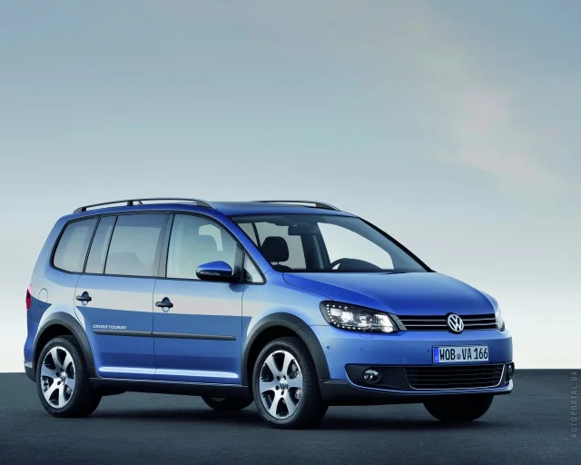 Volkswagen Cross Touran 2011 minivan — 11