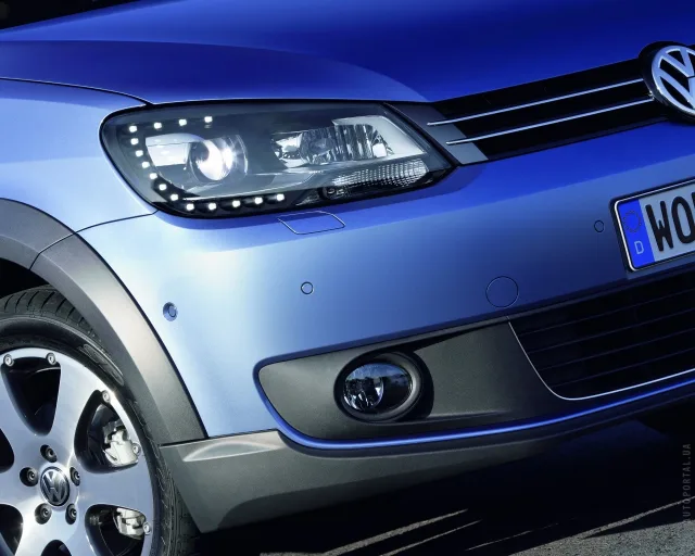 Volkswagen Cross Touran 2011 minivan — 19