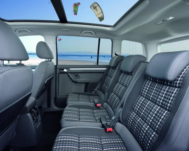 Volkswagen Cross Touran 2011 minivan — 4