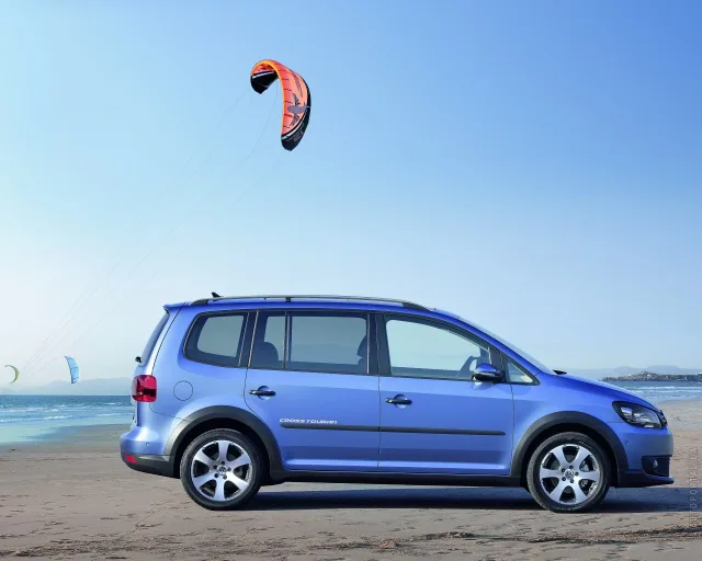 Volkswagen Cross Touran 2011 minivan — 12