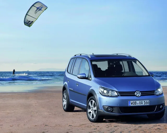Volkswagen Cross Touran 2011 minivan — 9