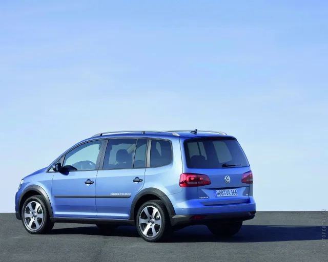 Volkswagen Cross Touran 2011 minivan — 17