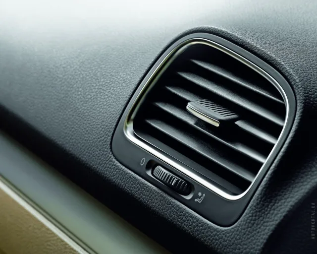 Volkswagen Golf 2012 хетчбек — 16