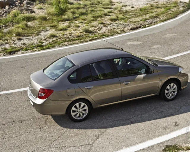 Renault Symbol 2009 sedan — 16