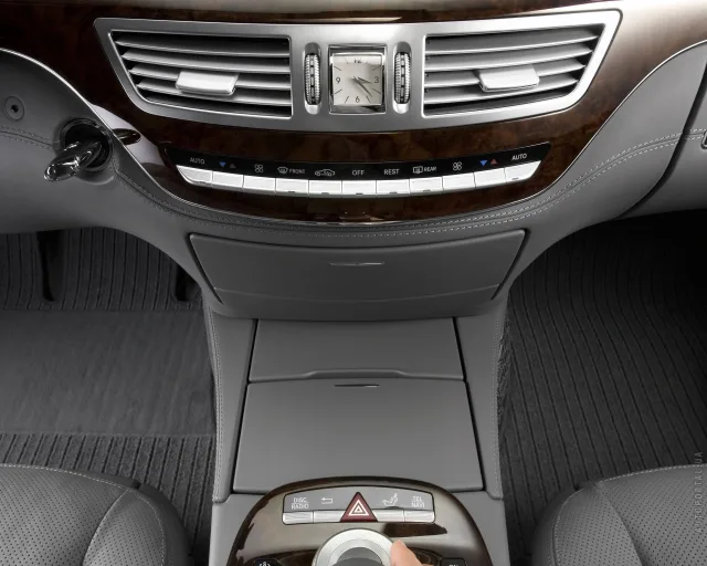 Mercedes-Benz S-Class 2005 седан — 18
