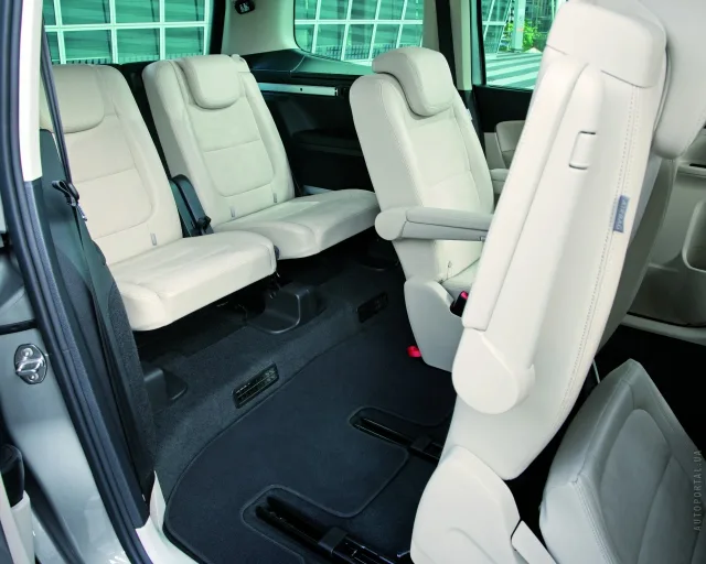 Volkswagen Sharan minivan — 3