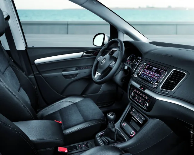 Volkswagen Sharan minivan — 4