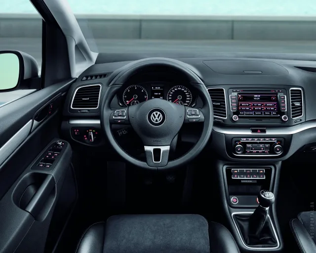 Volkswagen Sharan minivan — 9