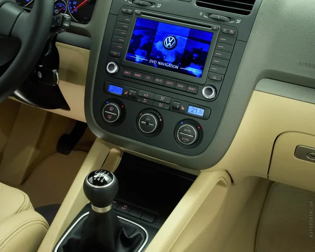 Volkswagen Jetta 2005 седан — 10
