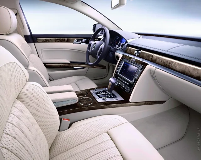 Volkswagen Phaeton 2010 седан — 7