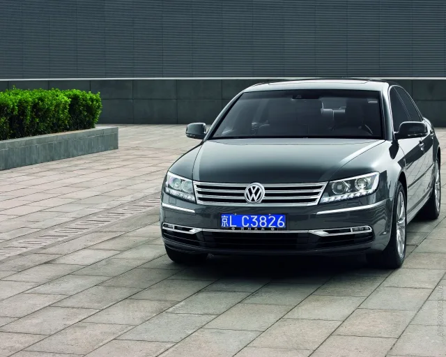 Volkswagen Phaeton 2010 седан — 23