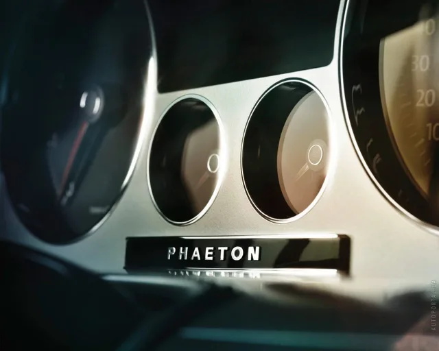 Volkswagen Phaeton 2010 седан — 8