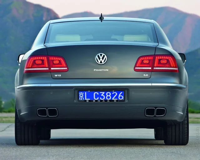 Volkswagen Phaeton 2010 седан — 16