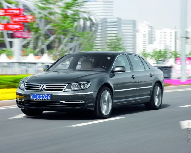Volkswagen Phaeton 2010 седан — 24
